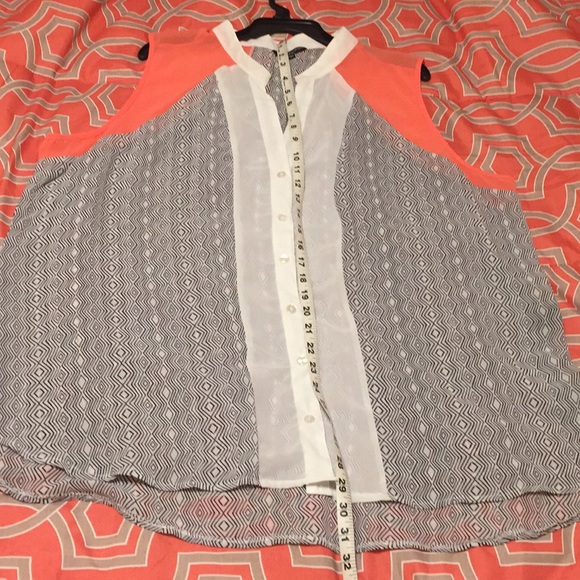 NWOT. Unique Spectrum Aztec print hi-lo top. Size 3x. Cute colors & print! - Picture 3 of 4